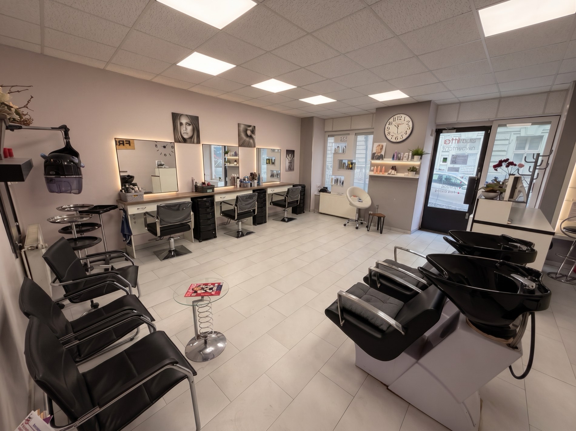 Kadeřnický salon Studia Itta — stanoviště se zrcadly, mycí boxy a prosklený vstup do ulice