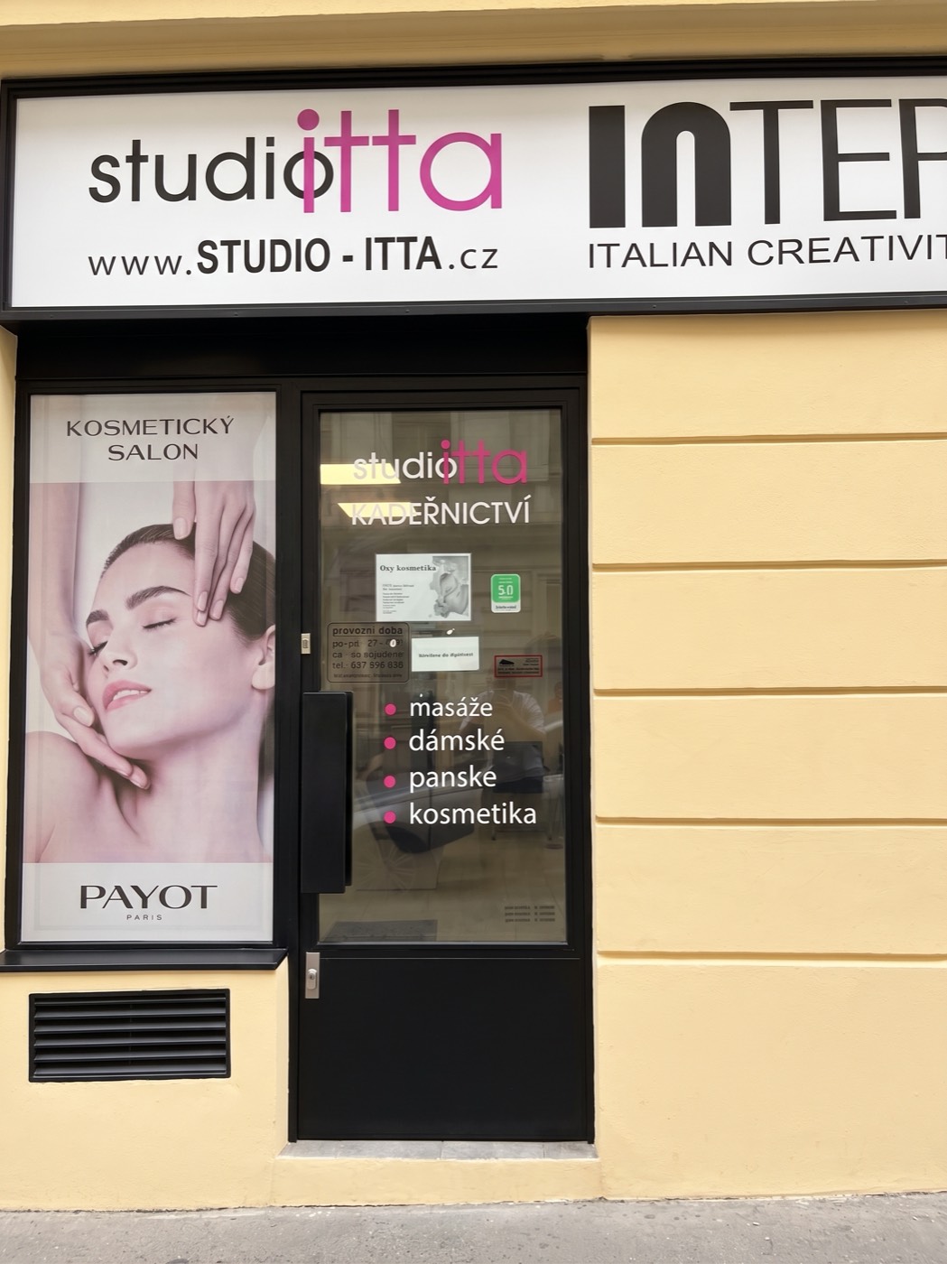 Vstupní dveře Studia Itta ve Smečkách 28 s nápisem kosmetický salon a kadeřnictví